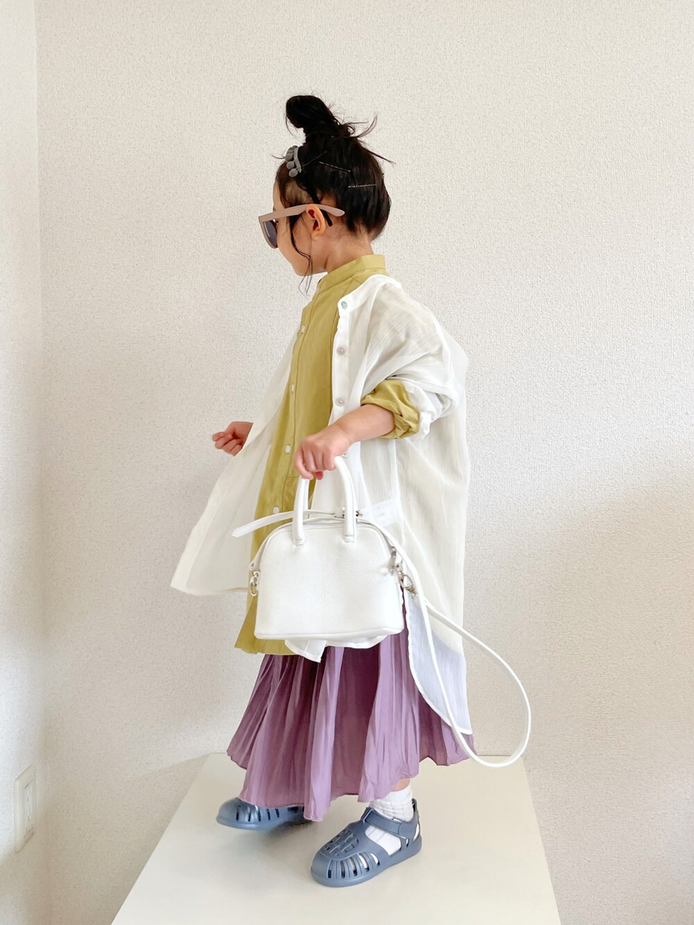 「春服みてみて、スカート、春コーデ、シャツスタイル、ショルダーバッグ、サンダル、パステル映える春、ヘアバンド、レイヤードスタイル、イエロー」|「milk&sodaのアイテム(カチューシャ、ブラック系)」を使った、asairo 𓇼 さん(キッズ・100cm)の春コーディネートの3枚目の写真