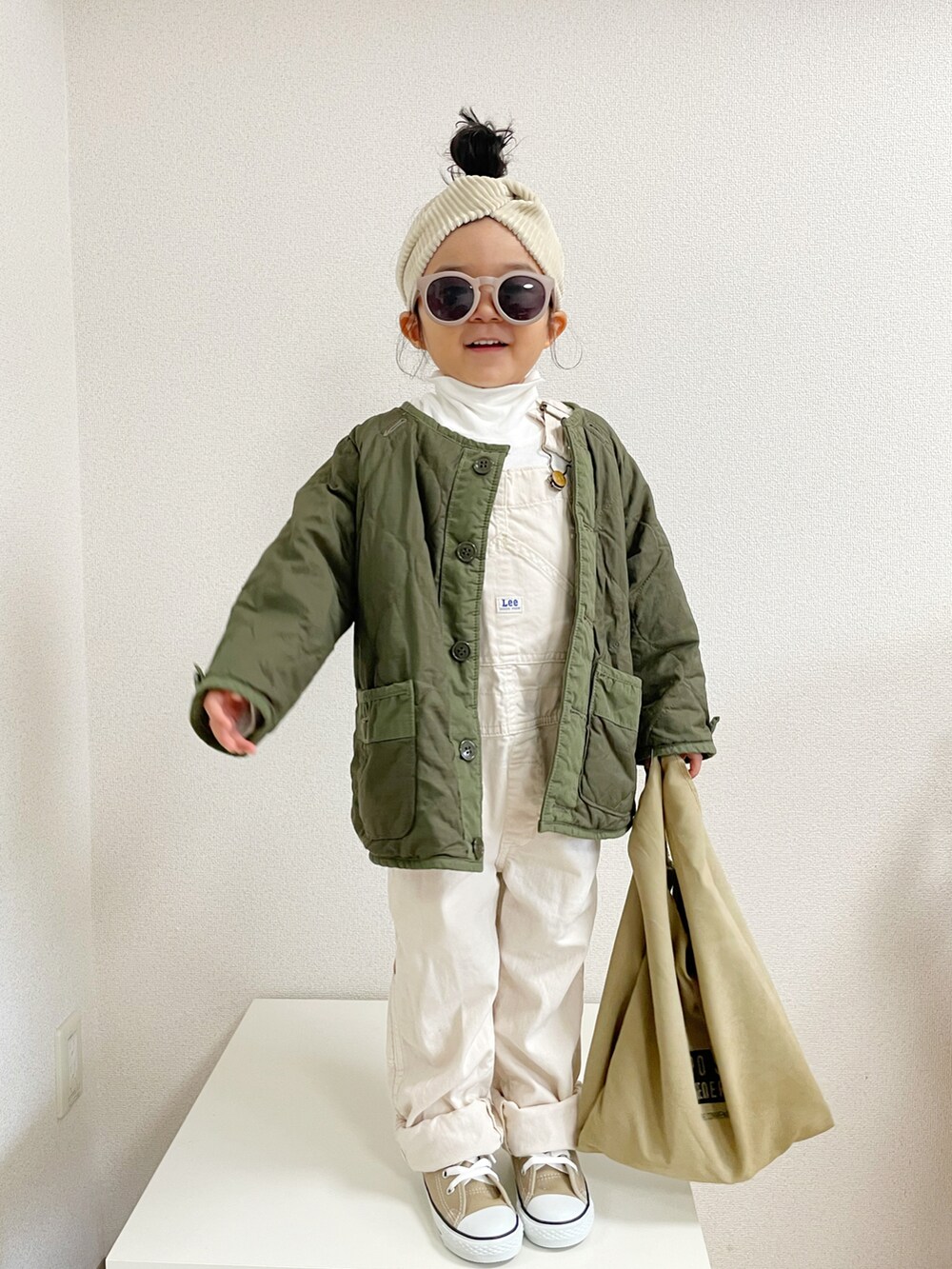 ホワイト系のTシャツ/カットソー、ベージュ系のサロペット/オーバーオール、ベージュ系のエコバッグ/サブバッグを着用したキッズの秋コーディネートの2枚目の写真