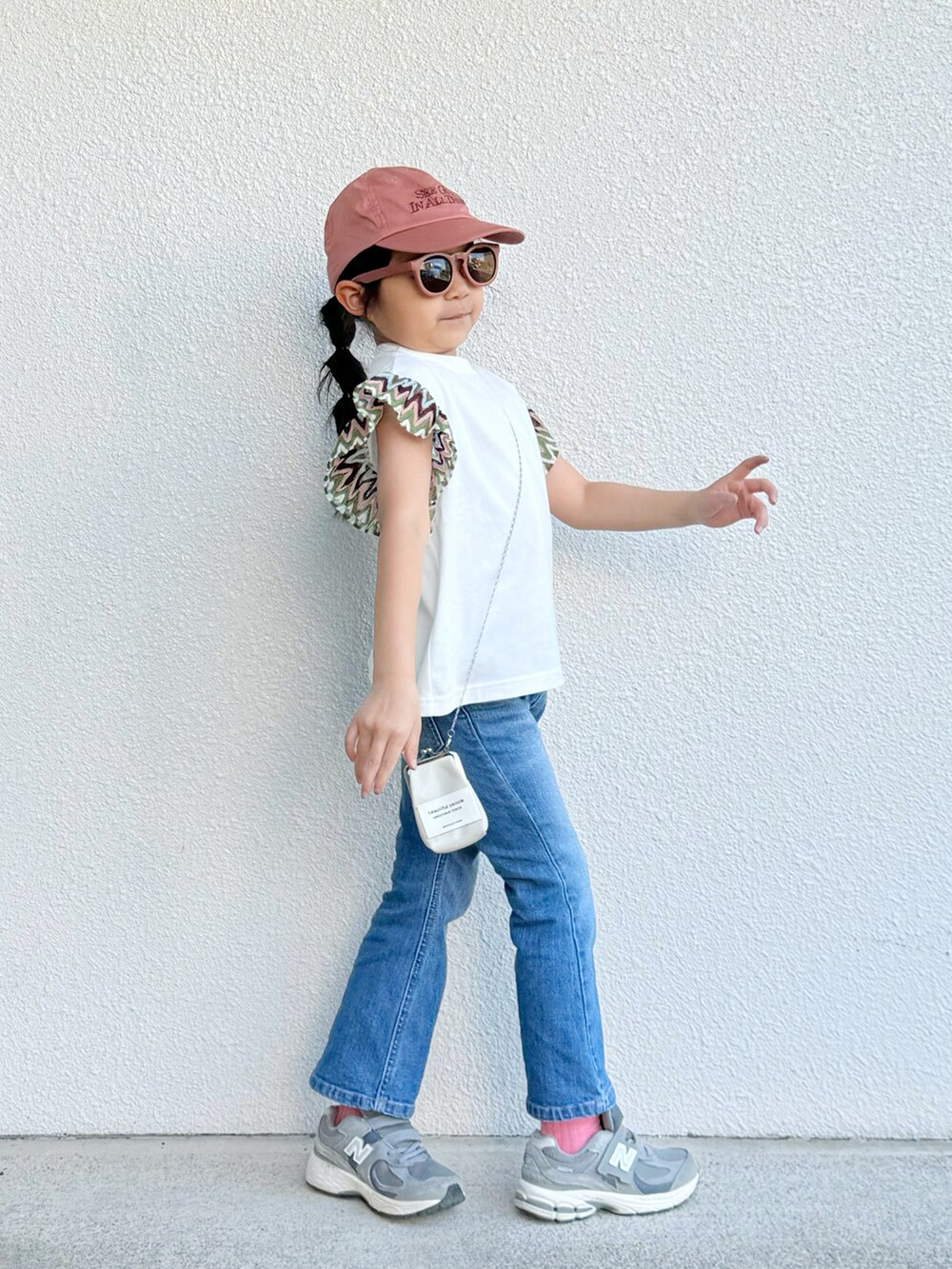 「スポーツミックス、古着MIX、パステルカラー、シンプルコーデ、夏コーデ、春夏コーデ、デニム、キャップ、スニーカー、Tシャツ、きれいめカジュアル、休日スタイル、カジュアルコーデ、プチプラ、淡色コーデ」｜「MAKE YOUR DAYのロゴと総柄キャップ（キャップ、オレンジ系）」を使った、asairo 𓇼 さん（キッズ・110cm）の春コーディネートの2枚目の写真
