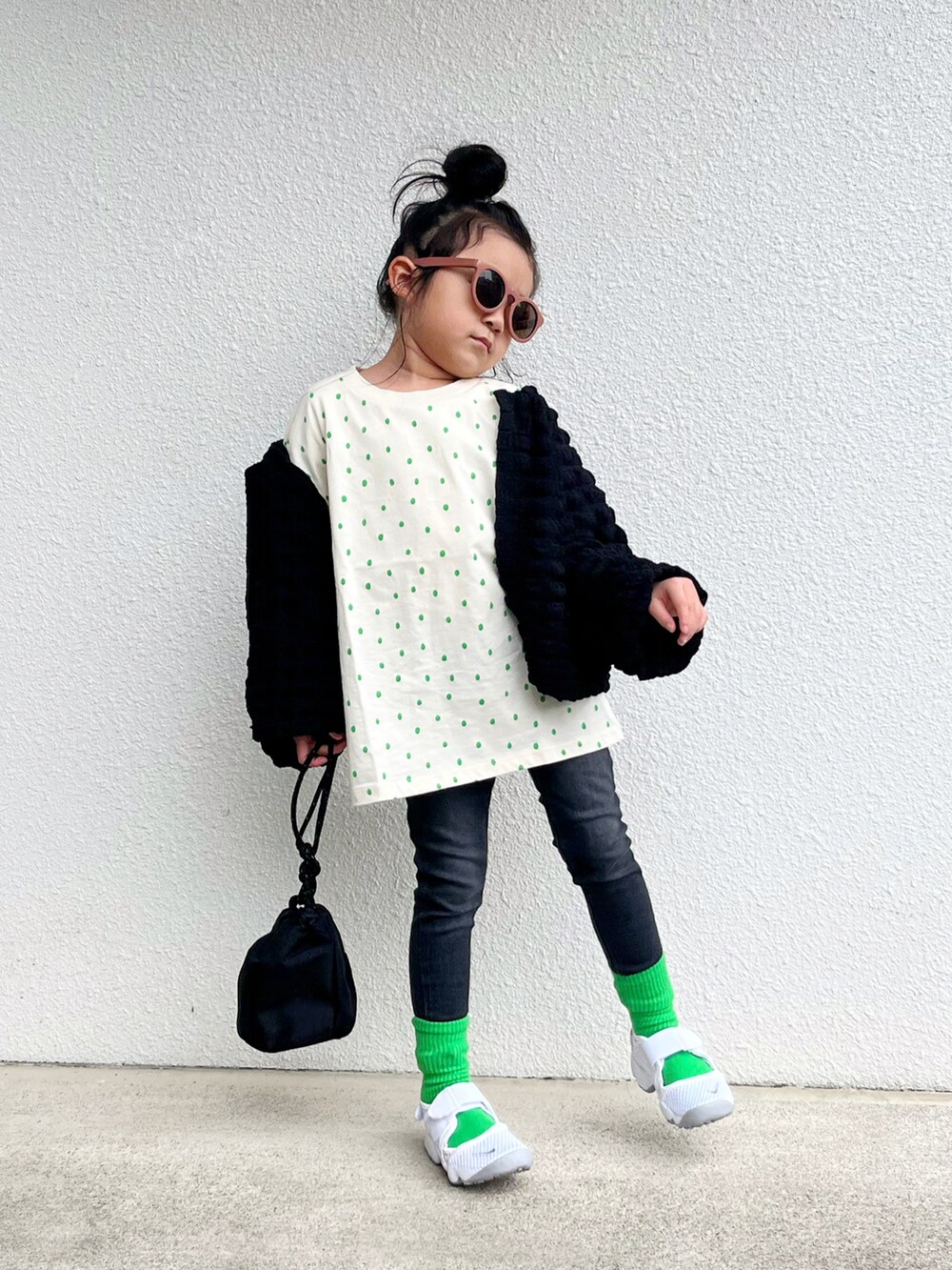 その他のTシャツ/カットソー、ブラック系のシャツ/ブラウス、ブラック系のデニムパンツを着用したキッズの春コーディネートの2枚目の写真