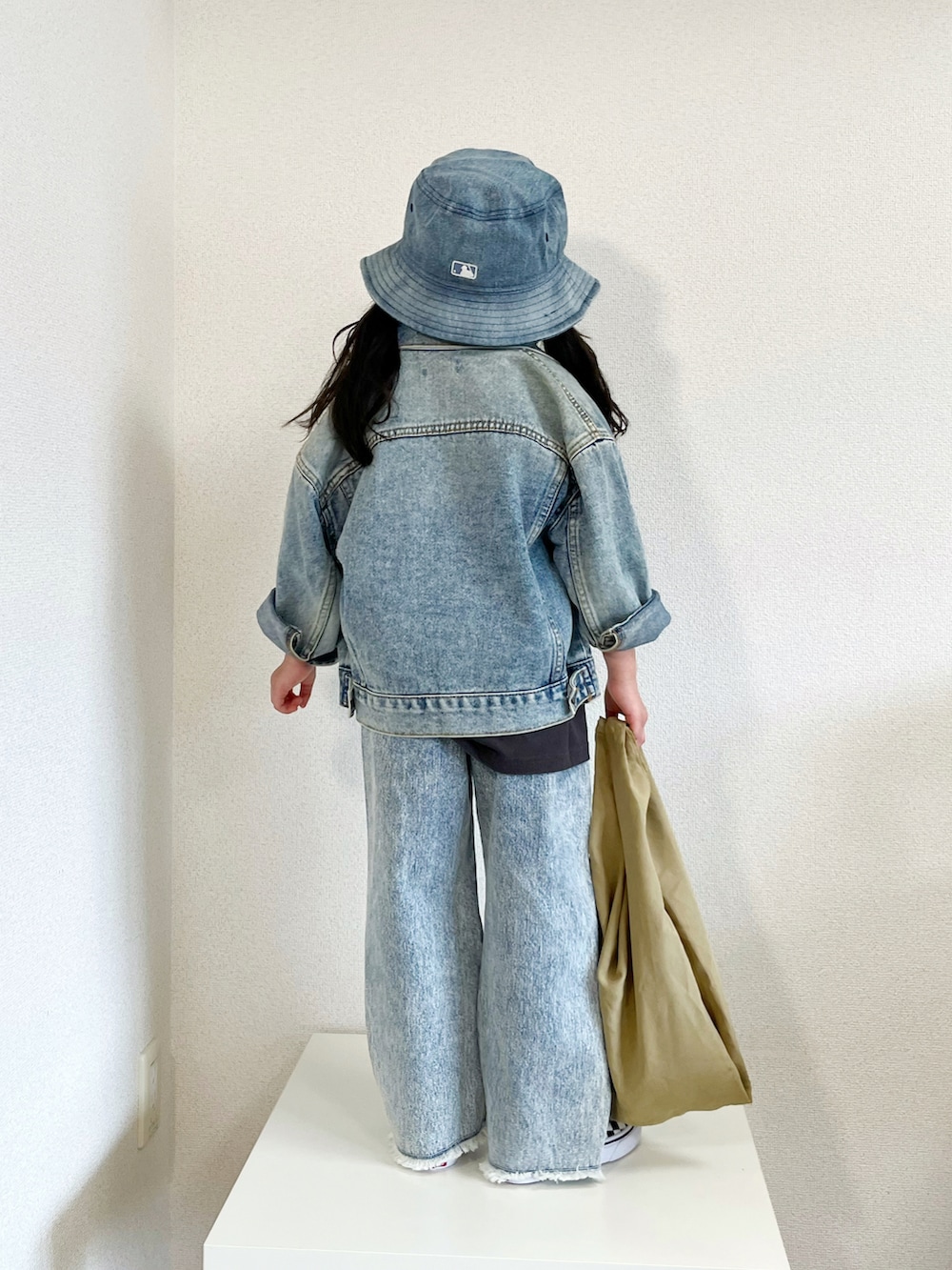 ブルー系のデニムジャケット、グレー系のTシャツ/カットソー、ブルー系のその他パンツを着用したキッズの春コーディネートの3枚目の写真