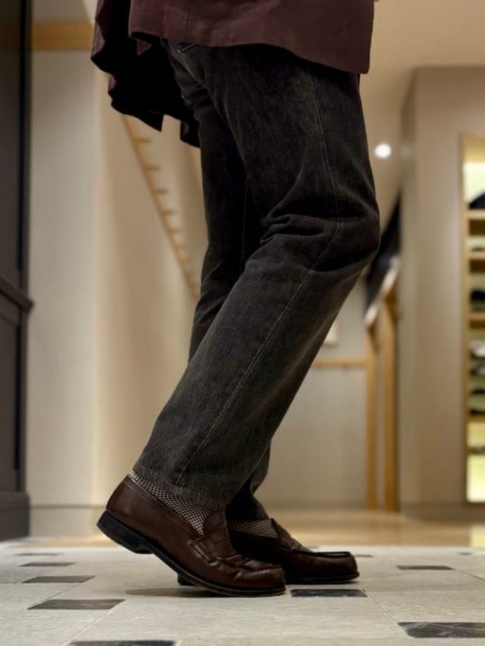 ブラック系のポロシャツ、ブラウン系のソックス/靴下を着用したメンズの春コーディネートの3枚目の写真