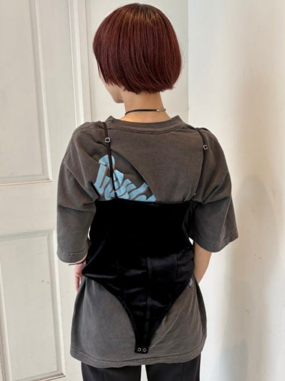 ブラック系のTシャツ/カットソーを着用したレディースの秋コーディネートの2枚目の写真
