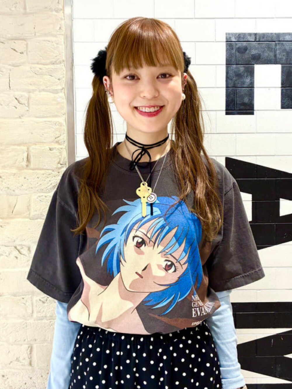 ブラック系のTシャツ/カットソーを着用したレディースの秋コーディネートの2枚目の写真