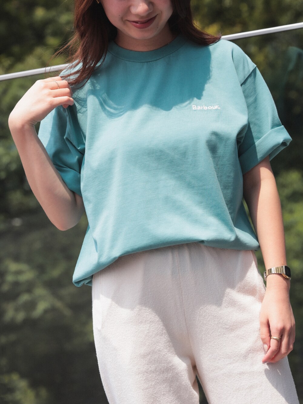 ブルー系のTシャツ/カットソーを着用したレディースの夏コーディネートの2枚目の写真