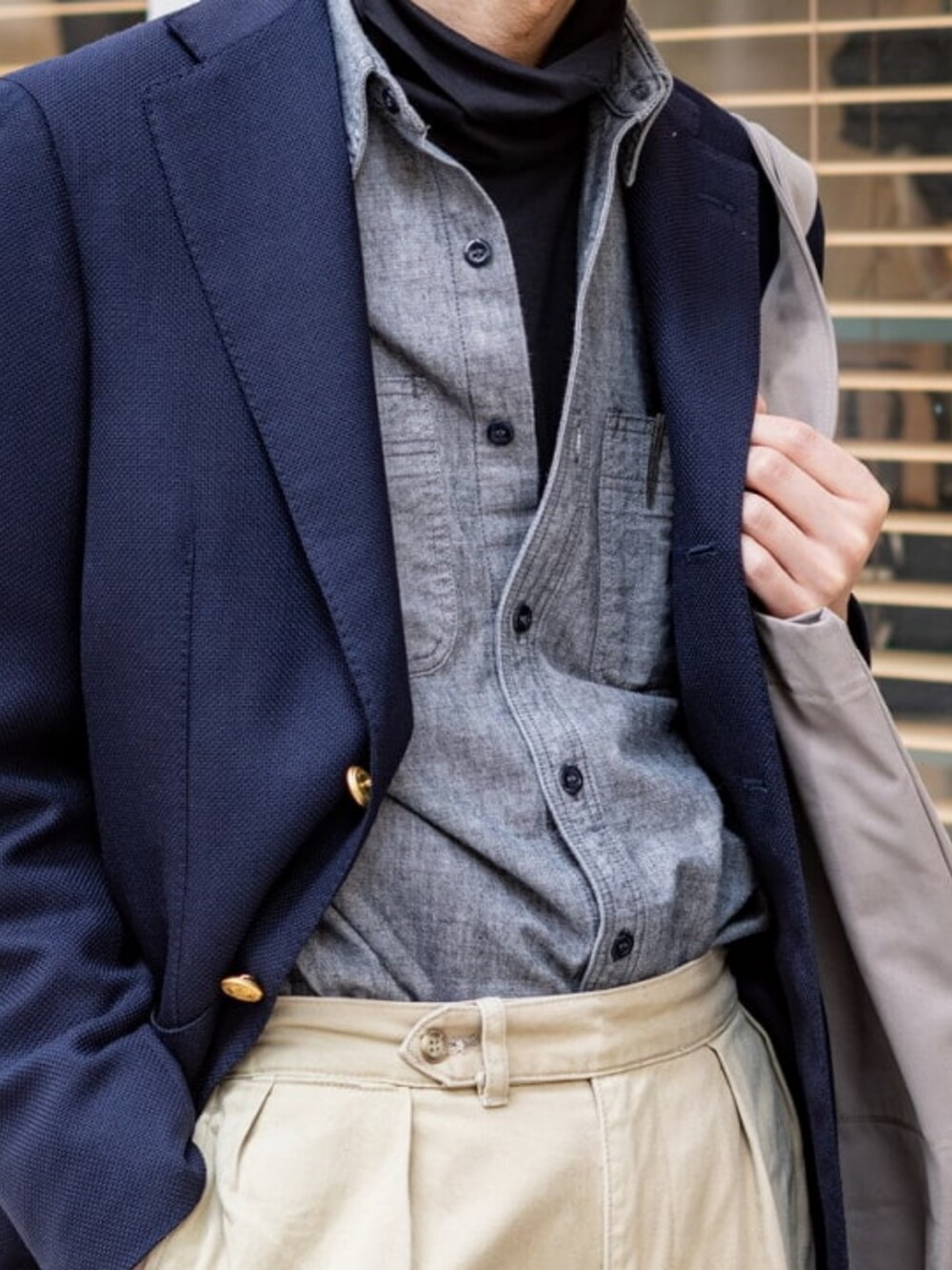 ブラック系のスニーカー、ブルー系のテーラードジャケット、グリーン系のトートバッグを着用したメンズの春コーディネートの2枚目の写真