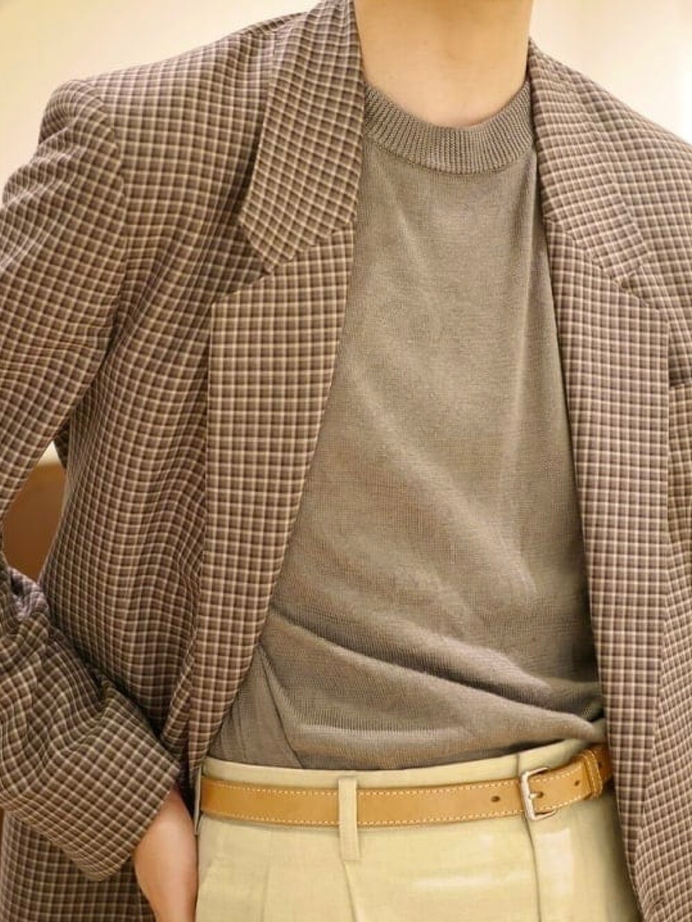 ブラウン系のサンダル、ホワイト系のソックス/靴下を着用したメンズの夏コーディネートの2枚目の写真