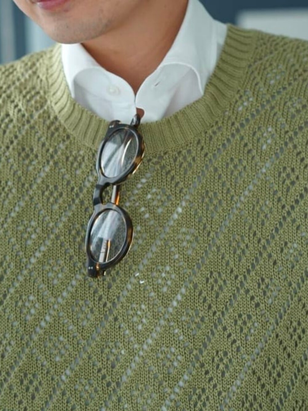 ベージュ系のその他パンツ、ホワイト系のシャツ/ブラウス、グリーン系のトートバッグを着用したメンズの春コーディネートの2枚目の写真