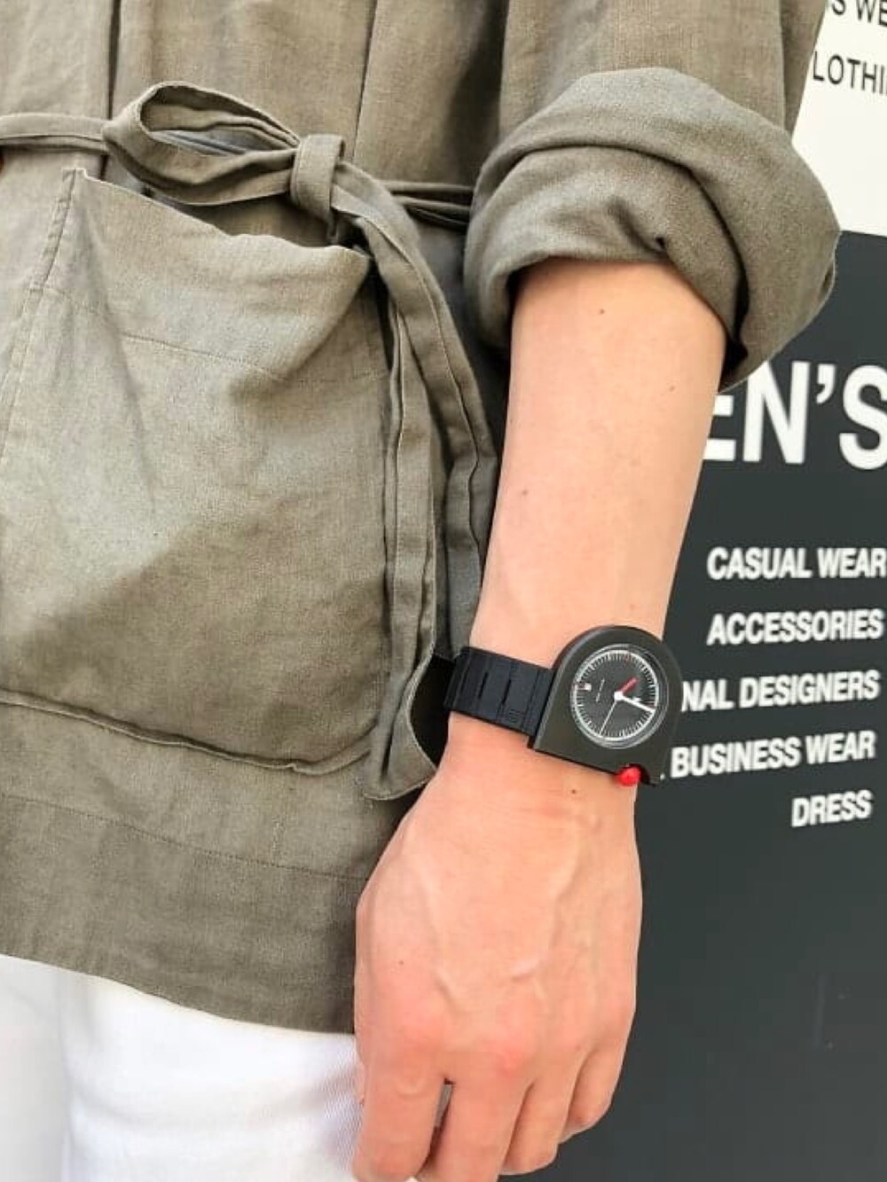 ブラック系のソックス/靴下を着用したメンズの夏コーディネートの3枚目の写真