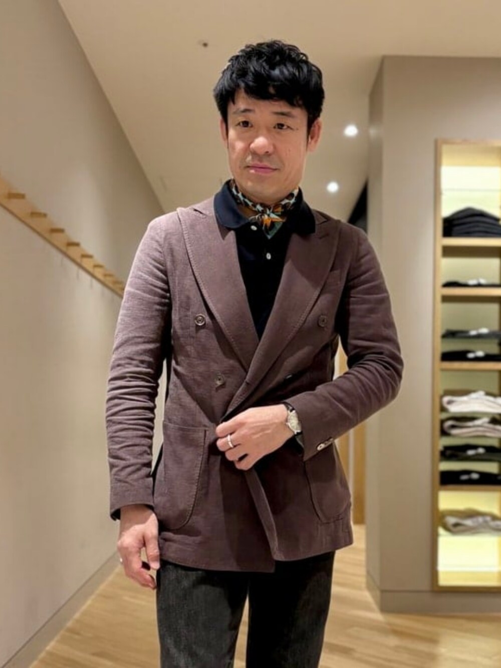 ブラック系のポロシャツ、ブラウン系のソックス/靴下を着用したメンズの春コーディネートの2枚目の写真