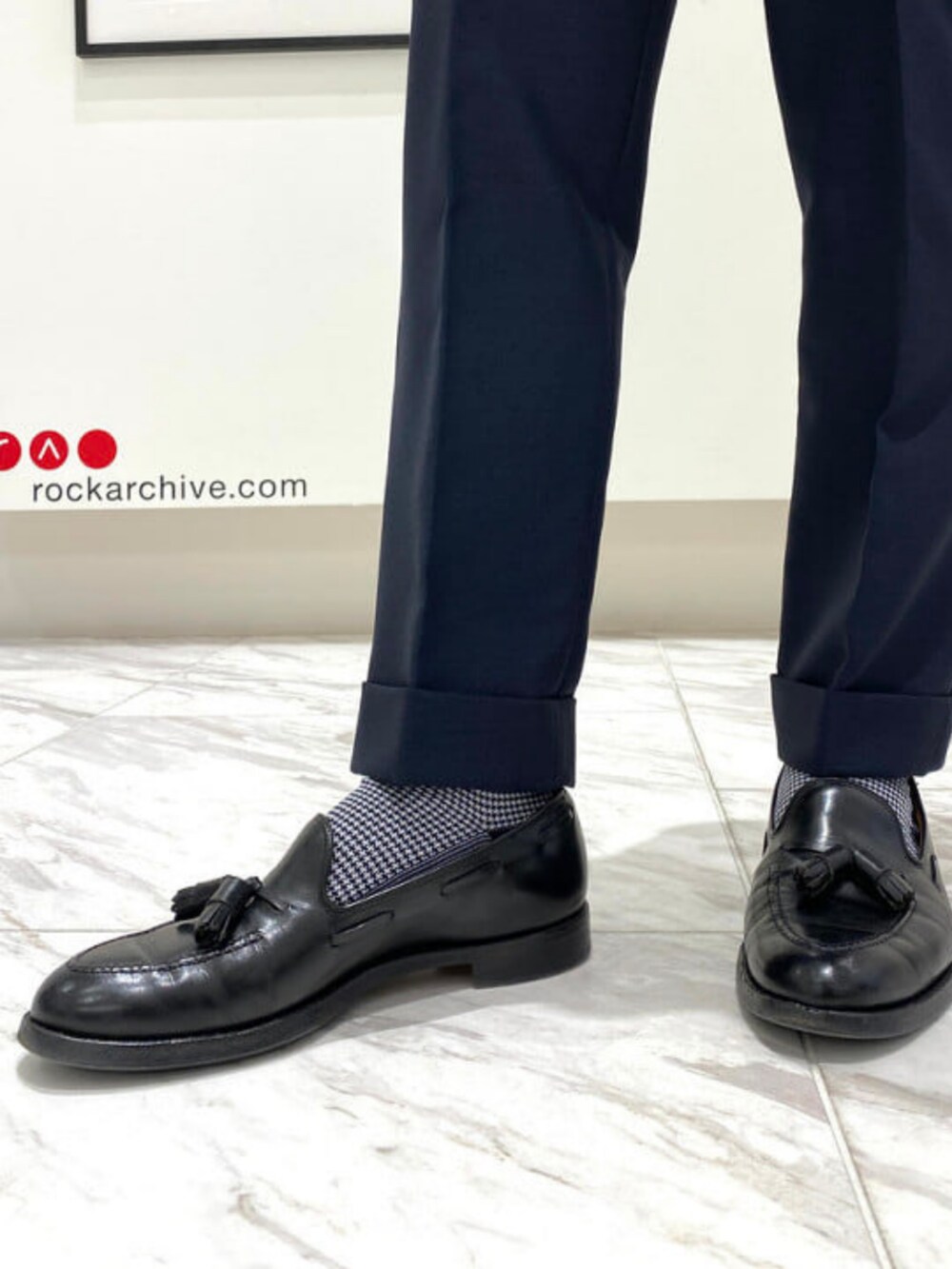 ホワイト系のシャツ/ブラウス、ブルー系のソックス/靴下を着用したメンズの春コーディネートの3枚目の写真