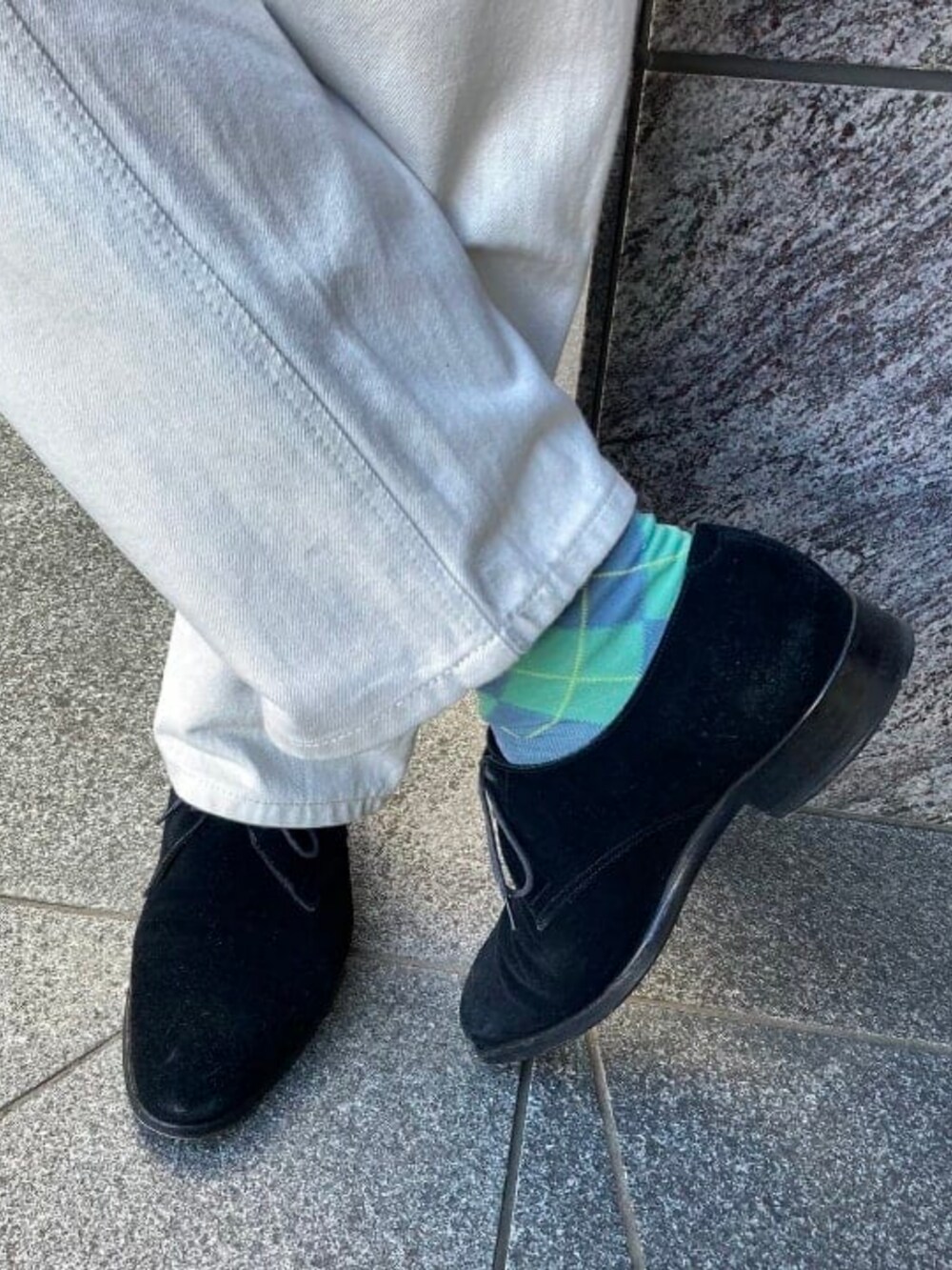 ブラック系のTシャツ/カットソーを着用したメンズの春コーディネートの3枚目の写真