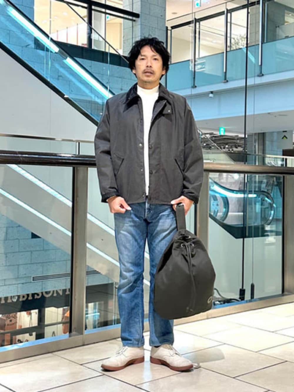グレー系のブルゾンを着用したメンズの秋コーディネートの4枚目の写真