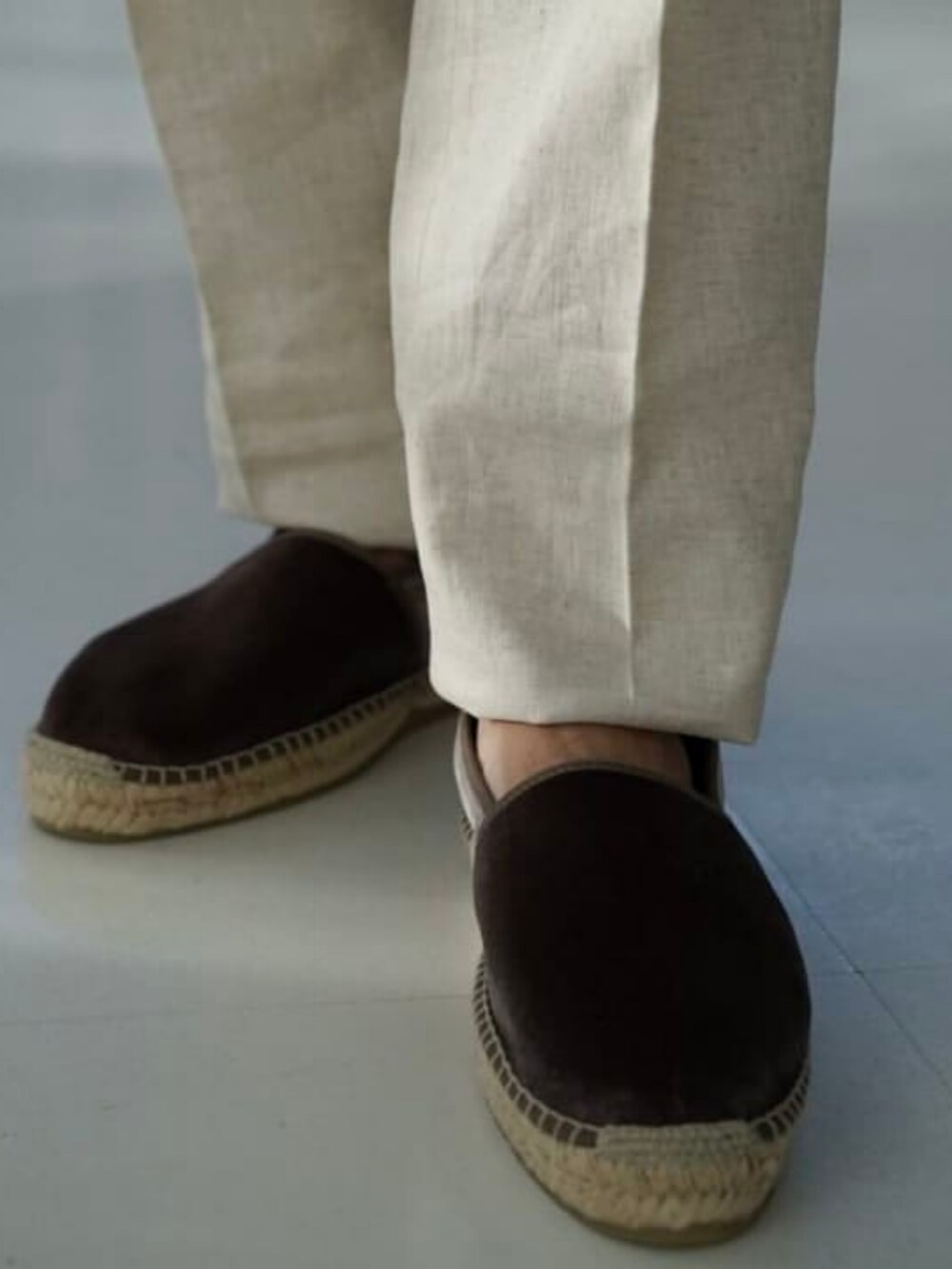 ベージュ系のその他パンツ、ホワイト系のシャツ/ブラウス、グリーン系のトートバッグを着用したメンズの春コーディネートの3枚目の写真