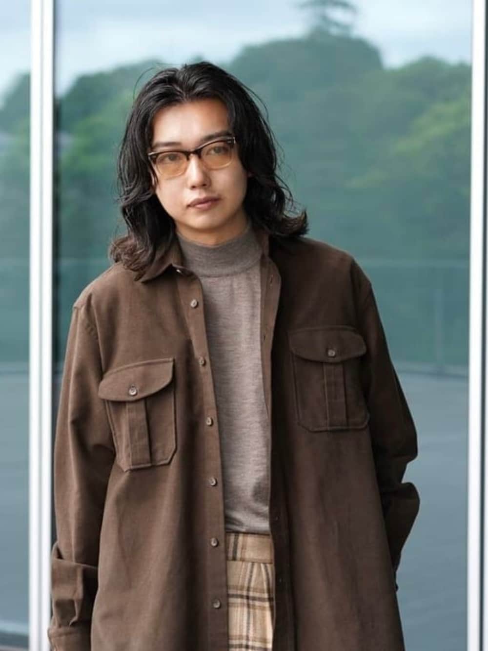 ブラウン系のシャツ/ブラウス、ベージュ系のニット/セーターを着用したメンズの秋コーディネートの2枚目の写真
