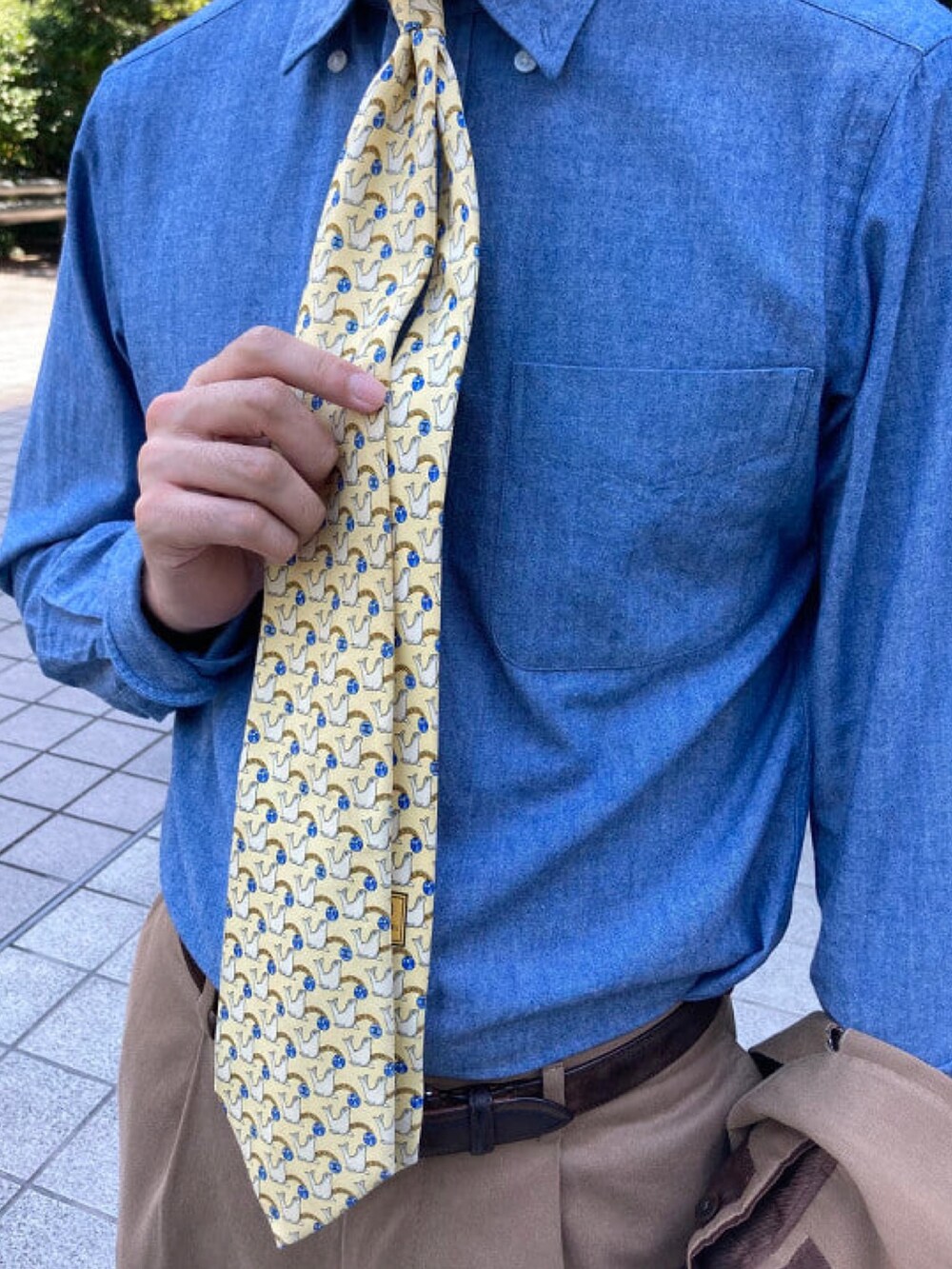 ブルー系のシャツ/ブラウスを着用したメンズの夏コーディネートの2枚目の写真