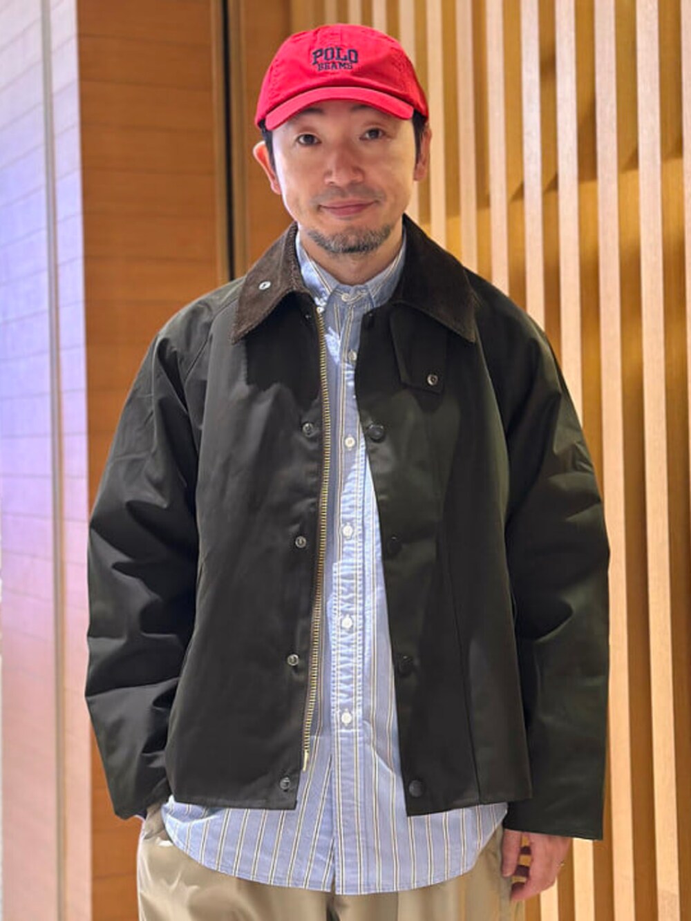 グリーン系のブルゾン、ブルー系のシャツ/ブラウス、ベージュ系のその他パンツを着用したメンズの秋コーディネートの2枚目の写真