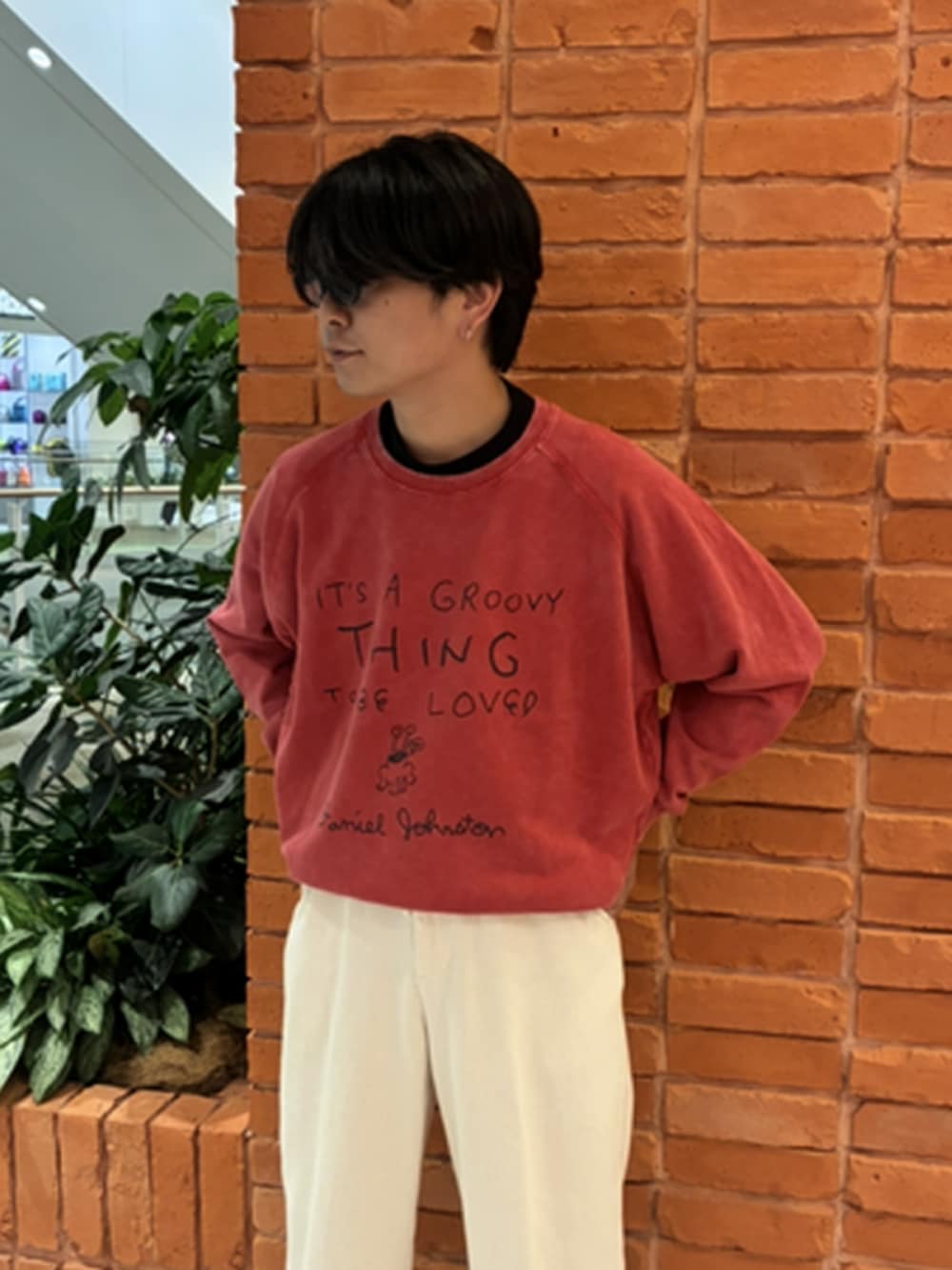 ベージュ系のその他パンツ、ブルー系のブルゾン、レッド系のスウェットを着用したメンズの秋コーディネートの2枚目の写真