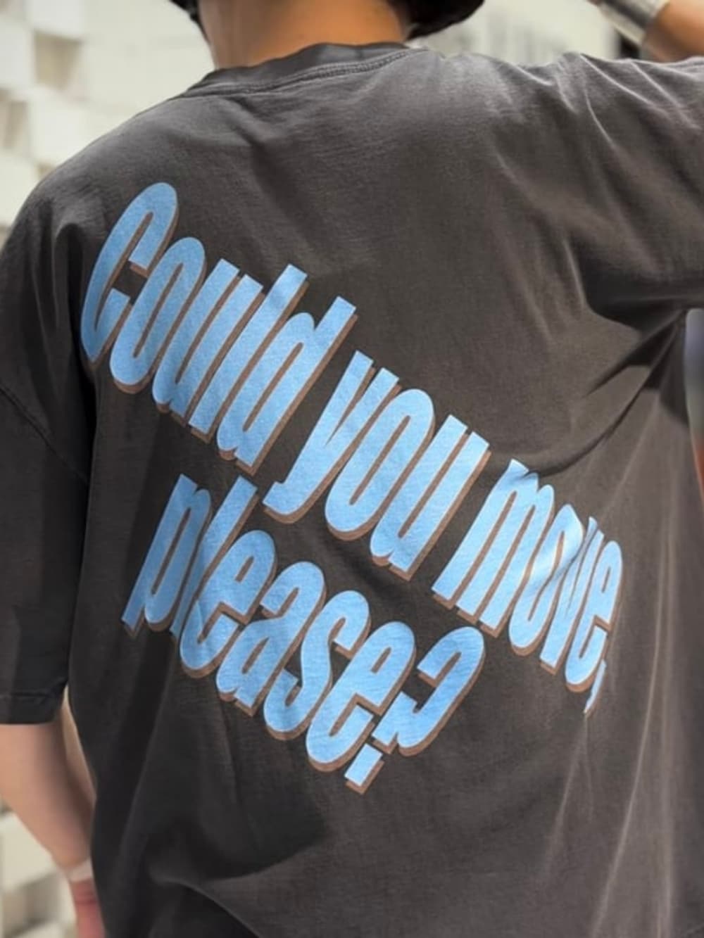 ブラック系のTシャツ/カットソー、ブルー系のデニムパンツ、ブラック系のサンダルを着用したメンズの秋コーディネートの2枚目の写真
