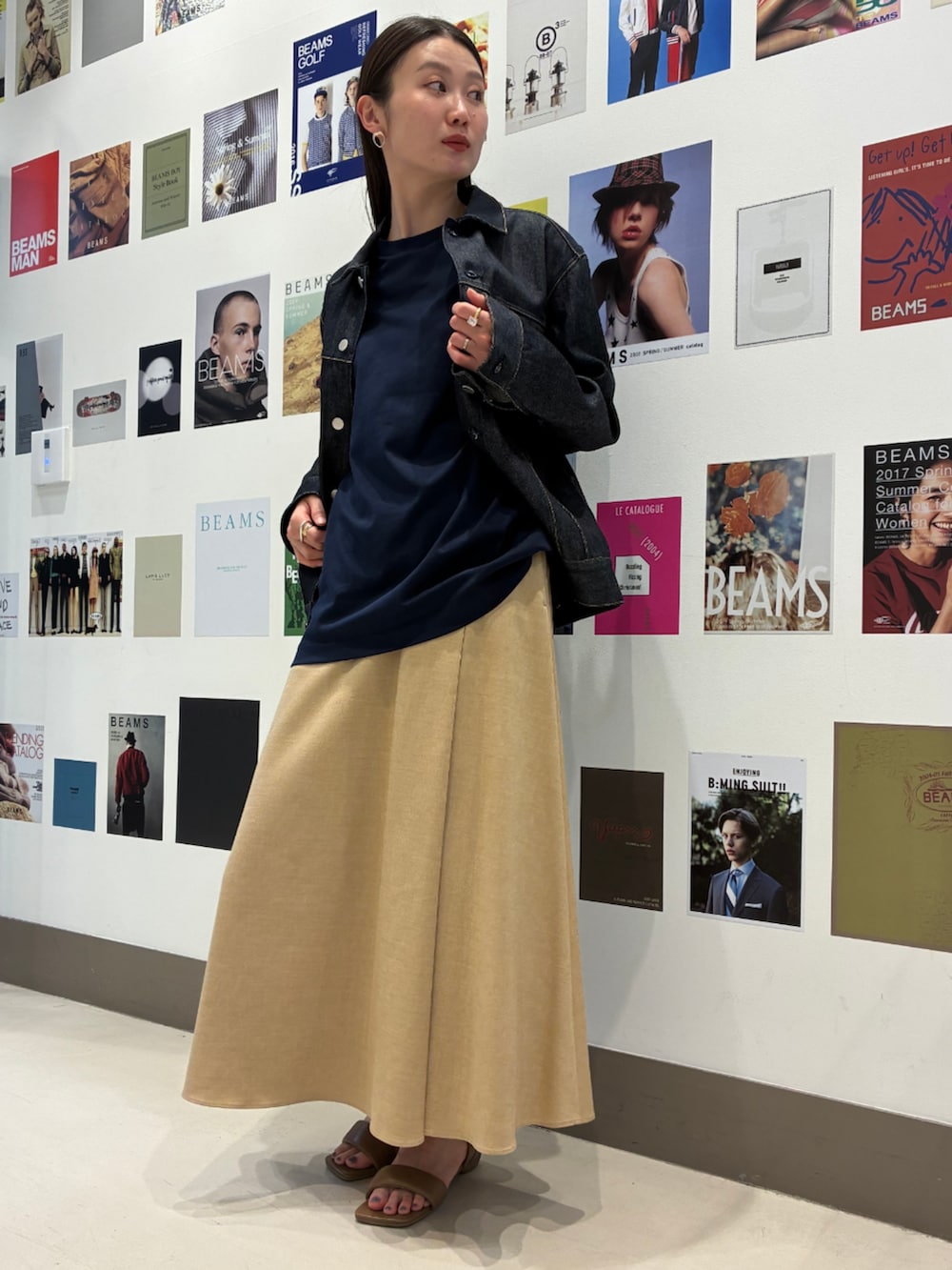 ブルー系のTシャツ/カットソー、ブルー系のブルゾンを着用したメンズの春コーディネートの2枚目の写真