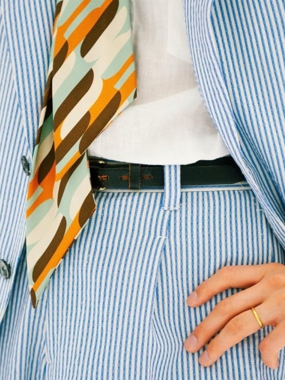 ブラック系のドレスシューズ、ブラック系のソックス/靴下を着用したメンズの夏コーディネートの3枚目の写真