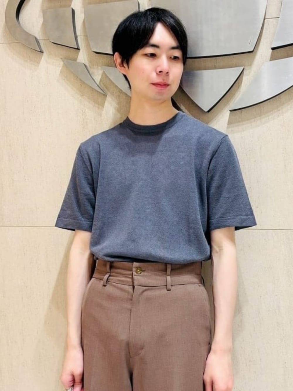 ブルー系のブルゾン、グレー系のTシャツ/カットソー、ブラック系のドレスシューズを着用したメンズの春コーディネートの2枚目の写真