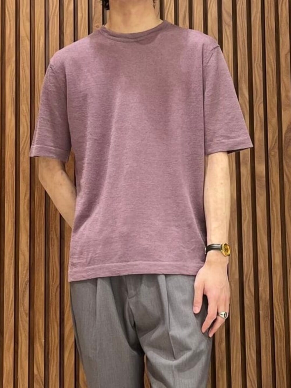 パープル系のTシャツ/カットソー、グレー系のその他パンツを着用したメンズの春コーディネートの2枚目の写真