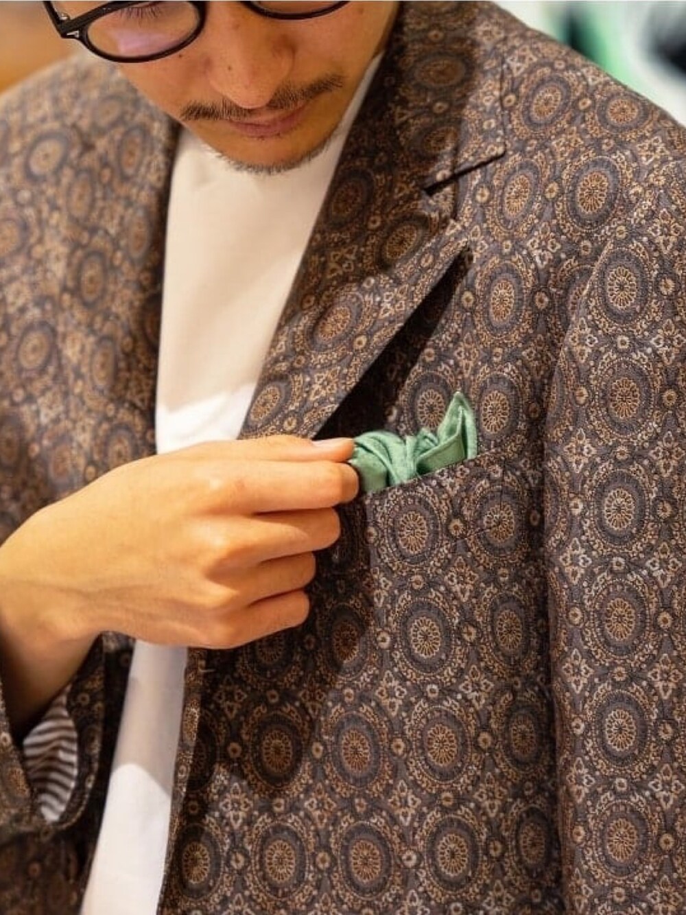 ブラック系のドレスシューズを着用したメンズの夏コーディネートの2枚目の写真