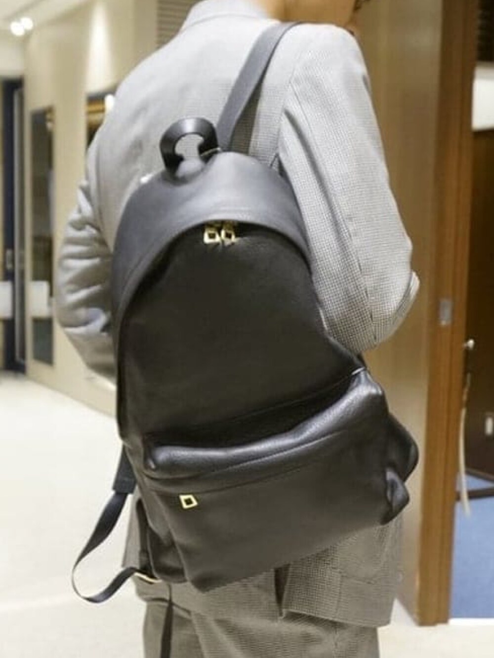 ブラック系のバックパック/リュックを着用したメンズの夏コーディネートの2枚目の写真