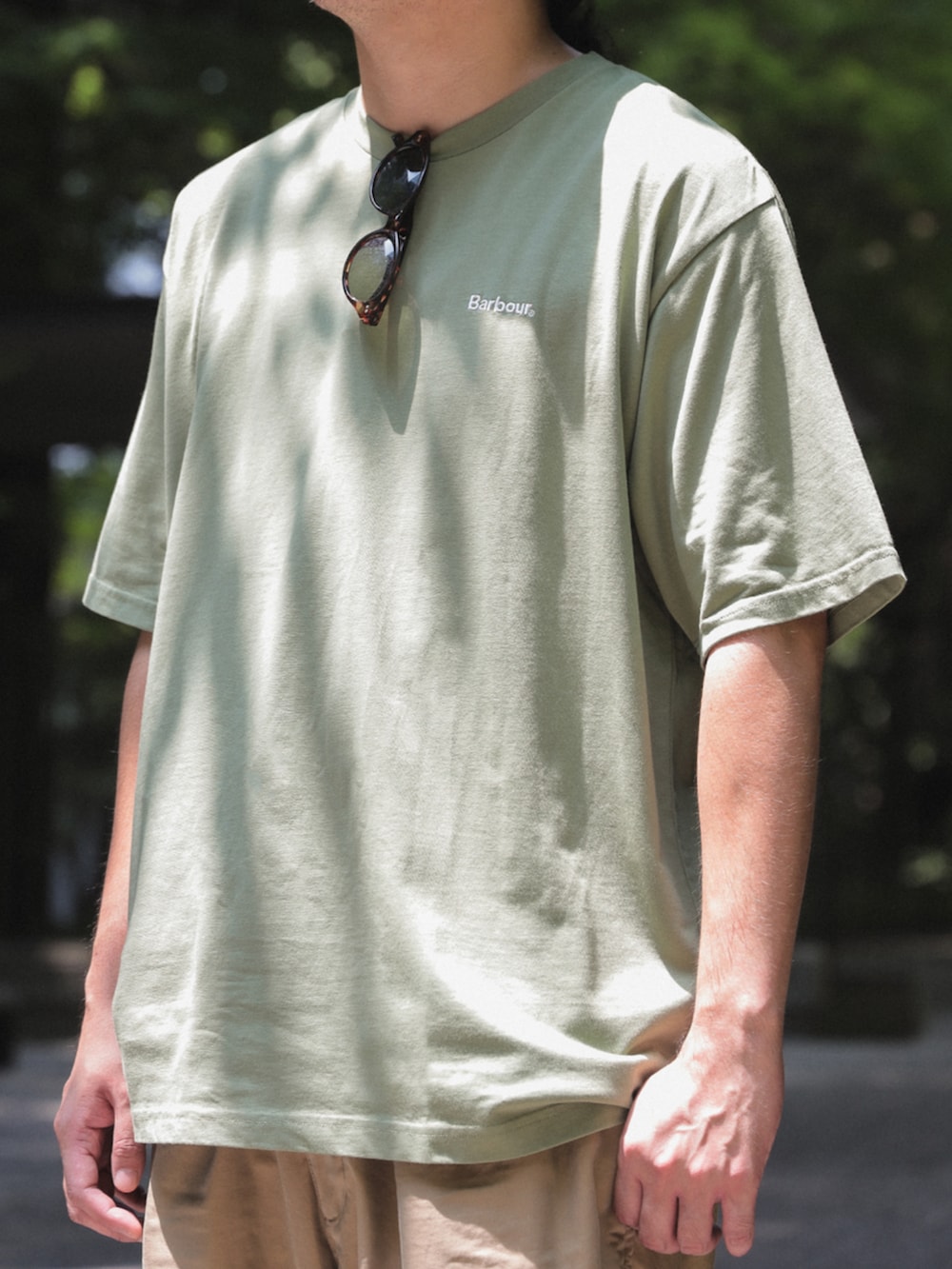 グリーン系のTシャツ/カットソーを着用したメンズの夏コーディネートの2枚目の写真