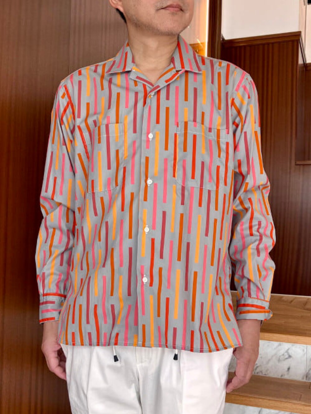 ホワイト系のスラックスを着用したメンズの春コーディネートの2枚目の写真