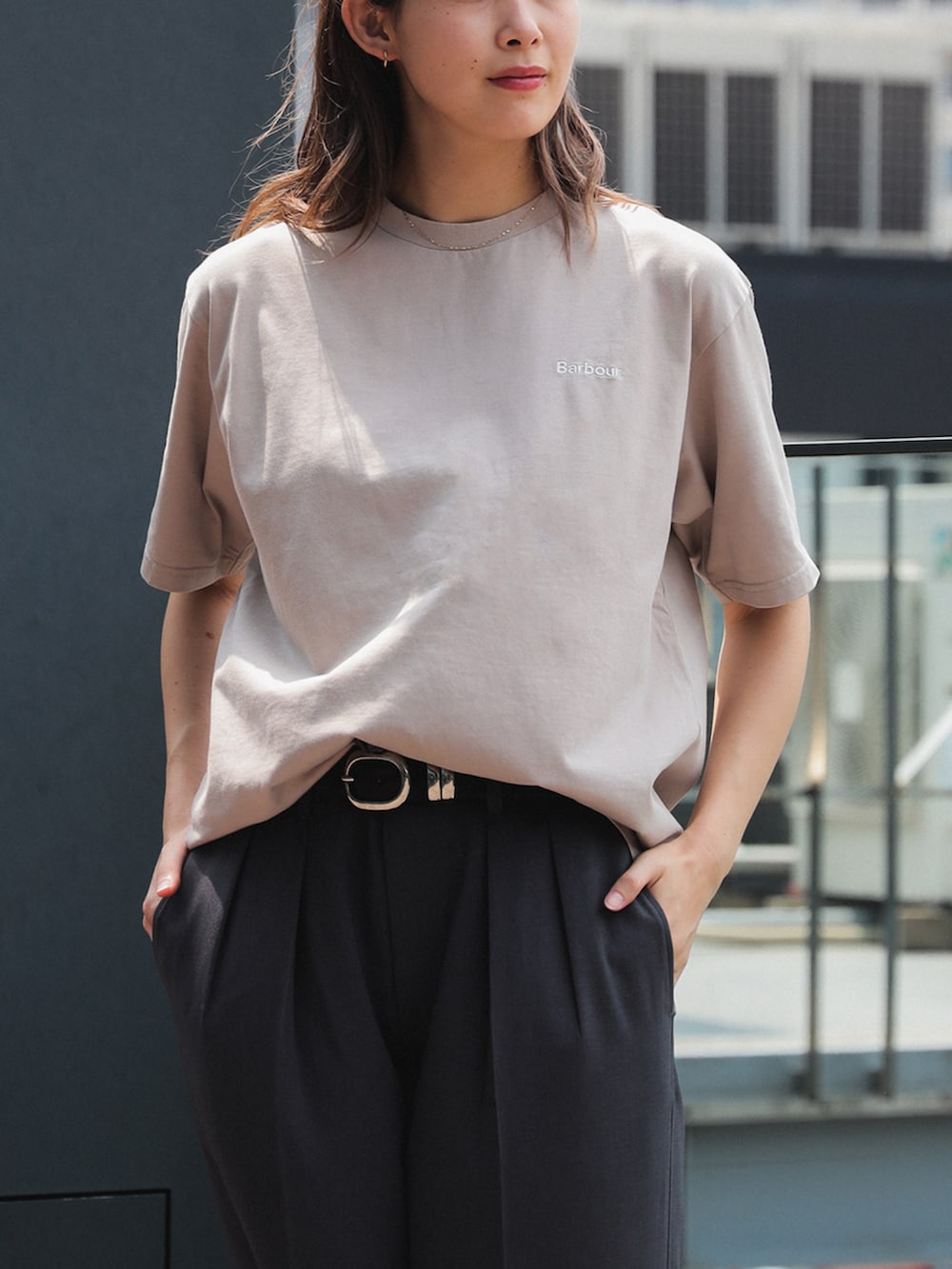 ベージュ系のTシャツ/カットソーを着用したレディースの夏コーディネートの2枚目の写真