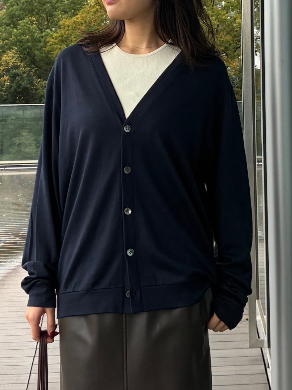 ブルー系のカーディガン/ボレロを着用したメンズの秋コーディネートの2枚目の写真