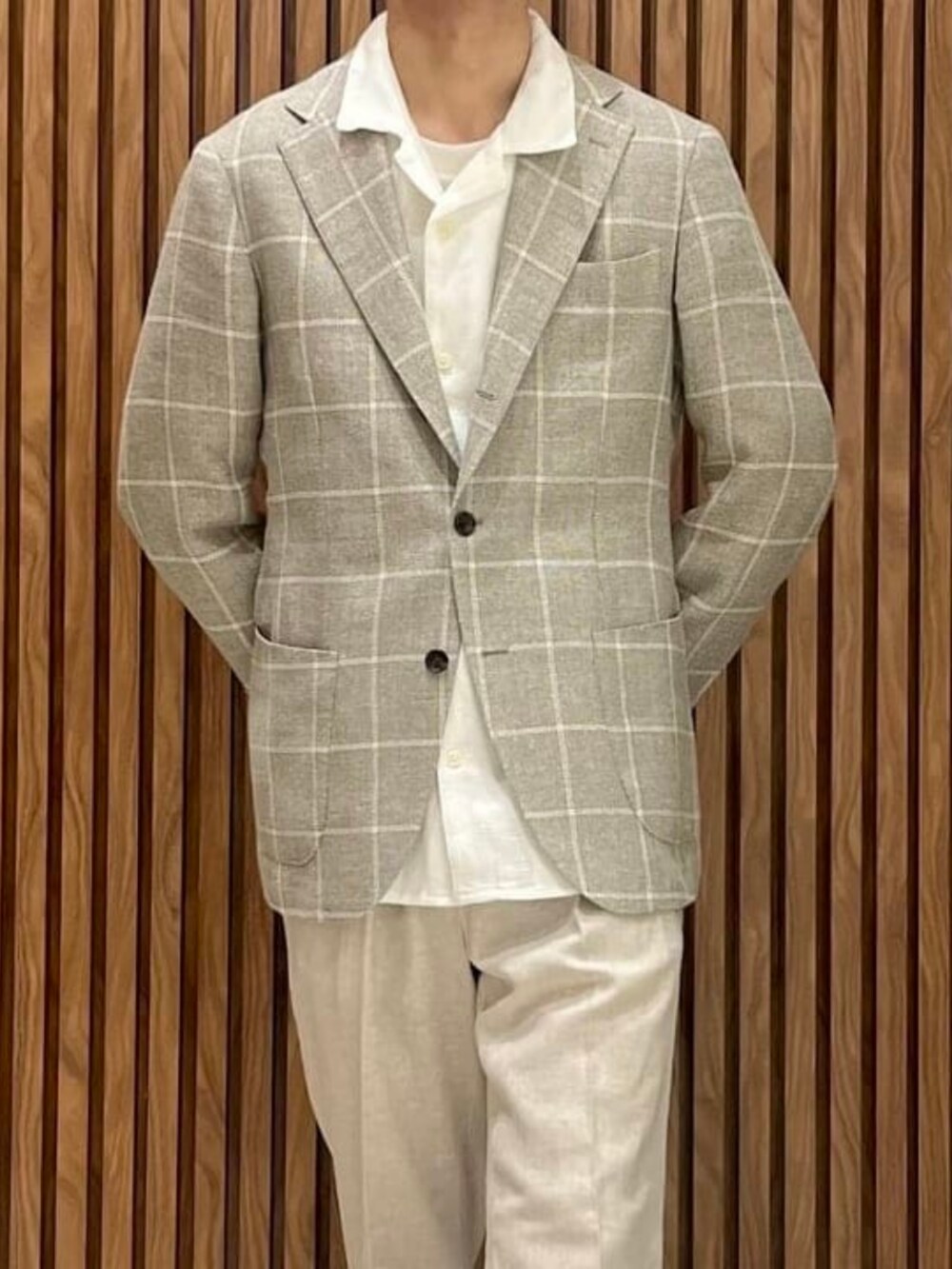 ブラウン系のその他パンツを着用したメンズの春コーディネートの2枚目の写真