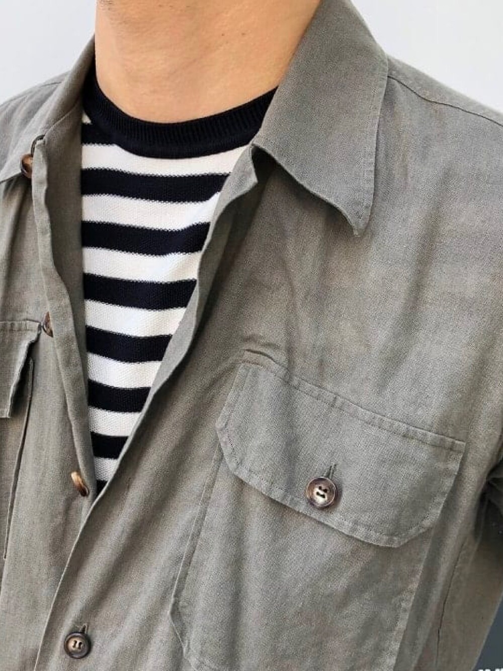 ブラック系のソックス/靴下を着用したメンズの夏コーディネートの2枚目の写真