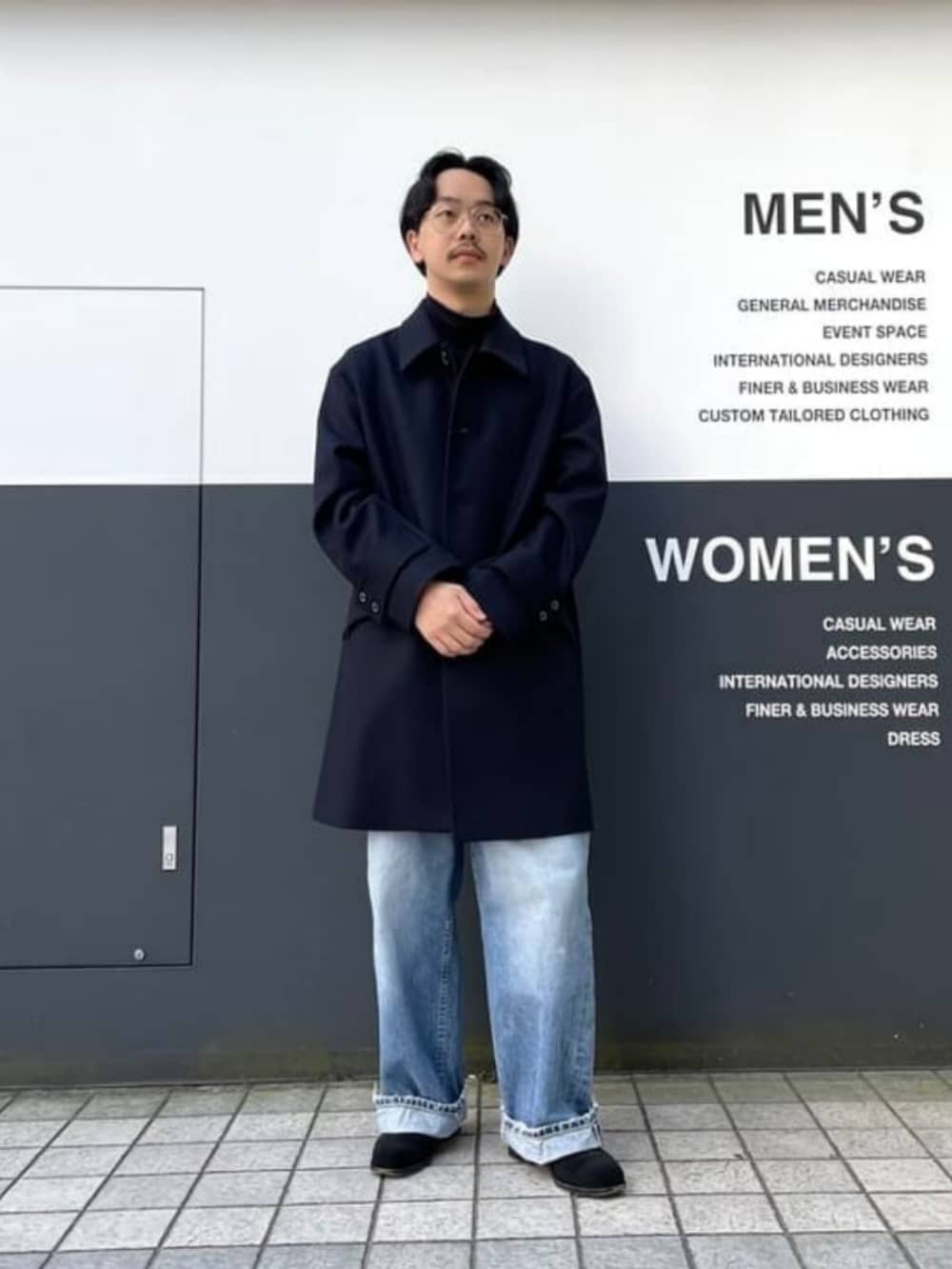 ブラック系のその他アウターを着用したメンズの冬コーディネートの2枚目の写真