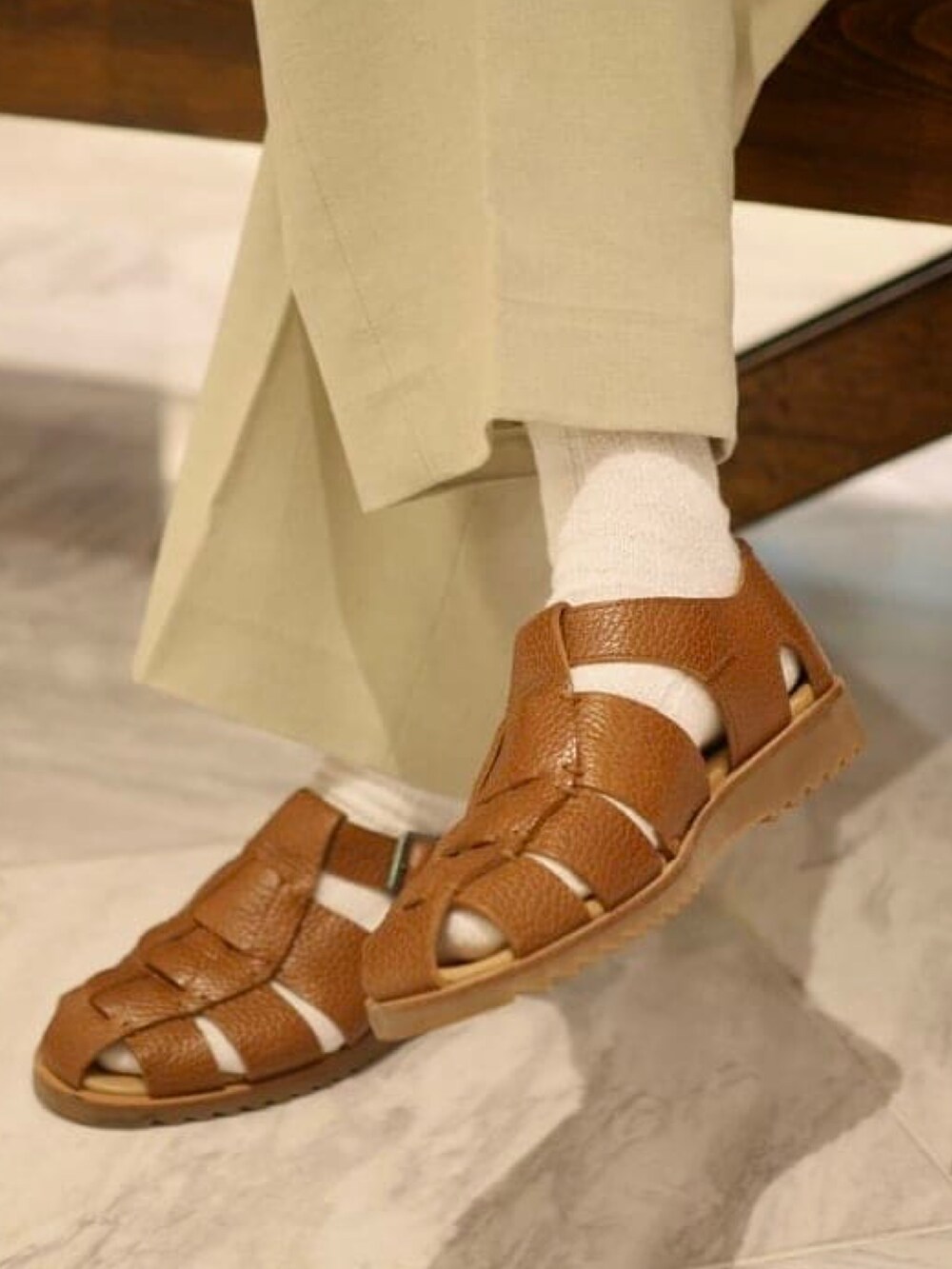 ブラウン系のサンダル、ホワイト系のソックス/靴下を着用したメンズの夏コーディネートの3枚目の写真