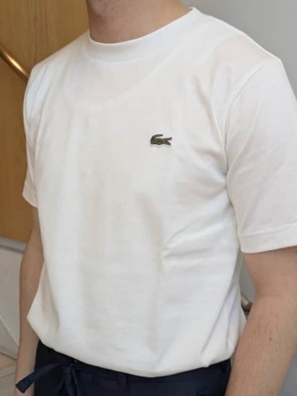 ホワイト系のTシャツ/カットソーを着用したメンズの秋コーディネートの2枚目の写真