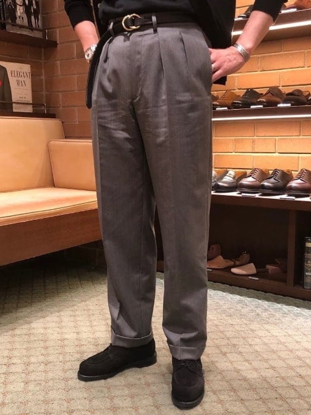 ブラック系のドレスシューズ、ブラック系のカーディガン/ボレロ、ブラック系のポロシャツを着用したメンズの夏コーディネートの3枚目の写真