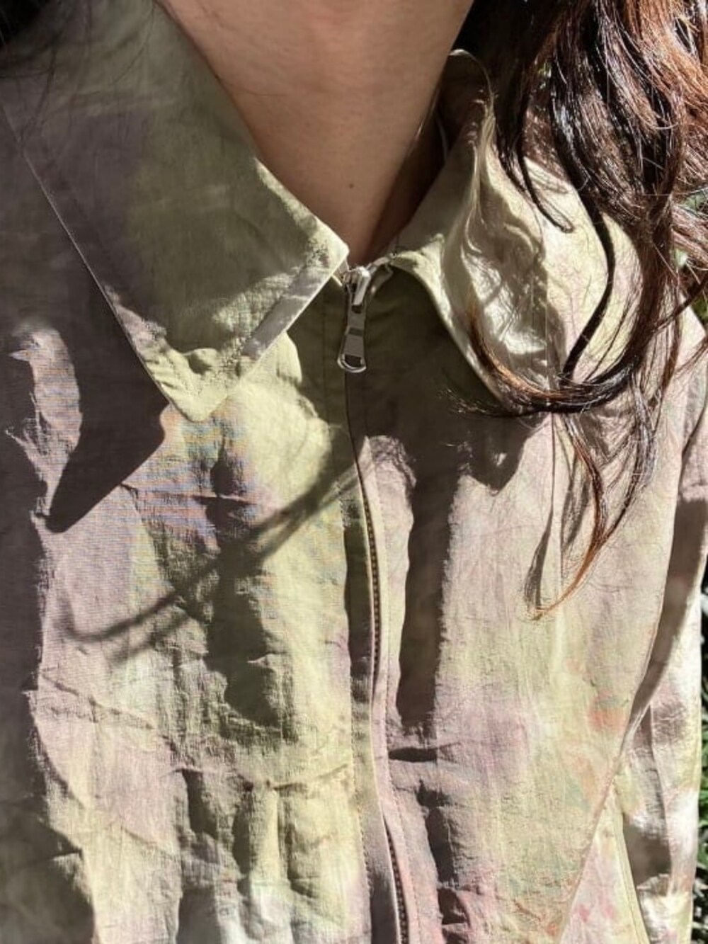 ブラック系のローファーを着用したメンズの春コーディネートの2枚目の写真