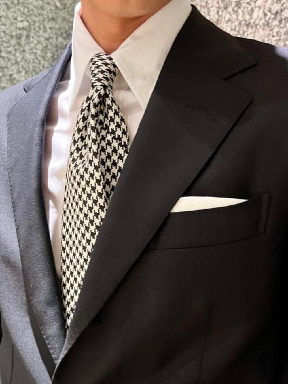 その他のネクタイ、ホワイト系のシャツ/ブラウスを着用したメンズの春コーディネートの2枚目の写真