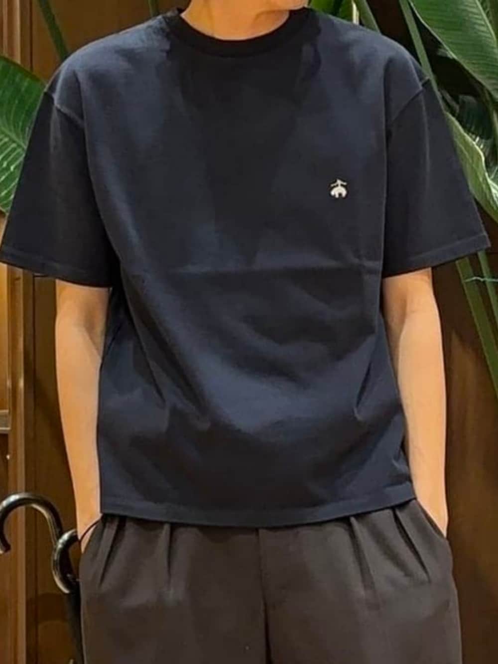 ブルー系のTシャツ/カットソーを着用したメンズの夏コーディネートの2枚目の写真