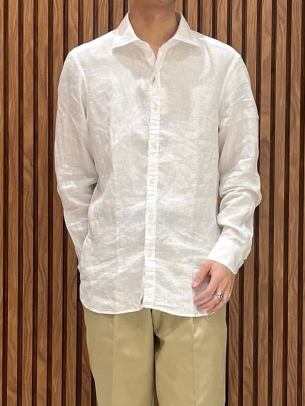 ホワイト系のシャツ/ブラウスを着用したメンズの春コーディネートの2枚目の写真