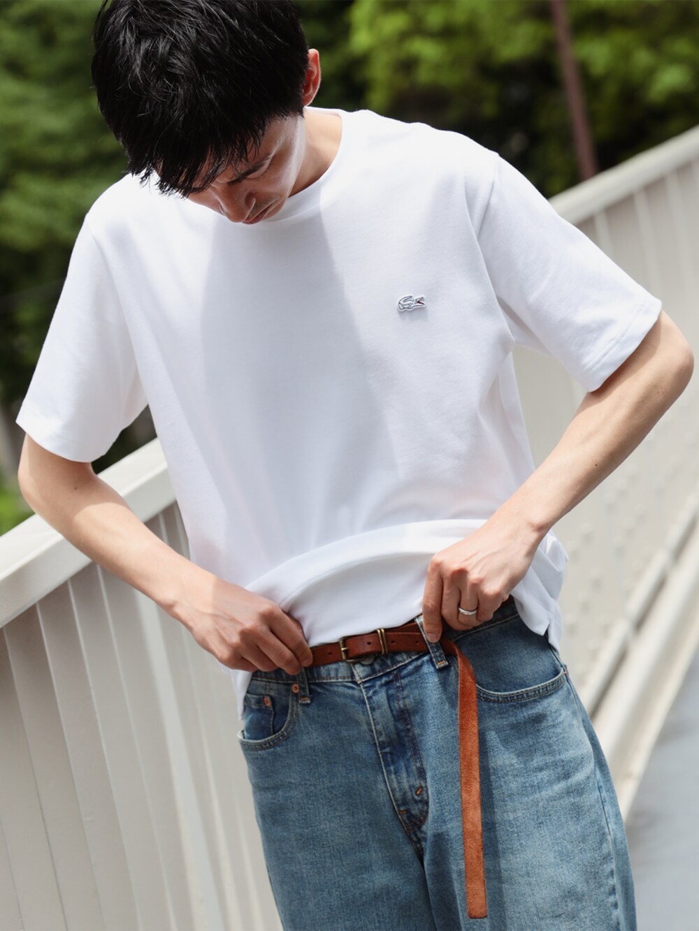 ホワイト系のTシャツ/カットソーを着用したメンズの春コーディネートの2枚目の写真