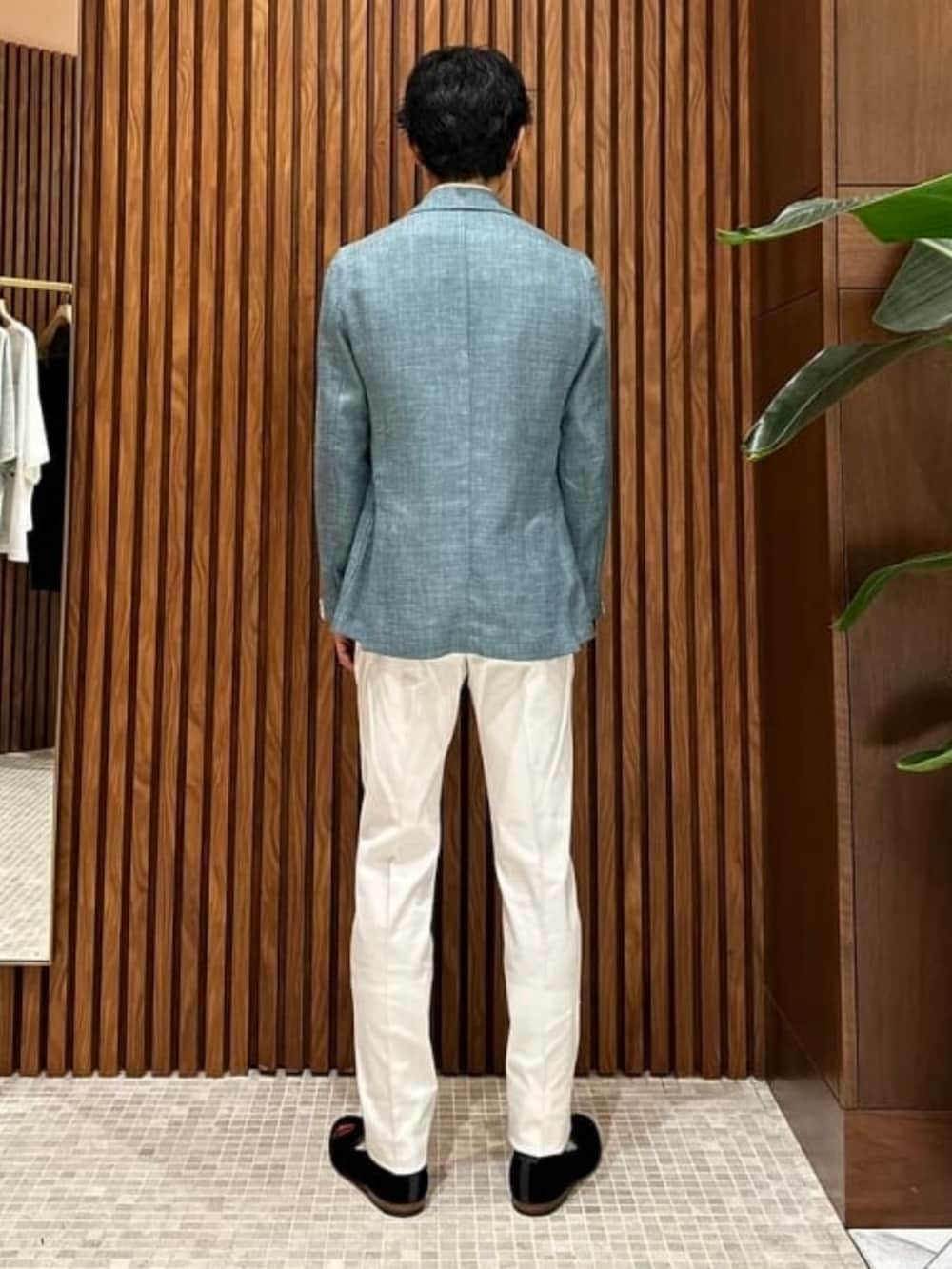 ホワイト系のスラックス、レッド系のシャツ/ブラウスを着用したメンズの春コーディネートの2枚目の写真