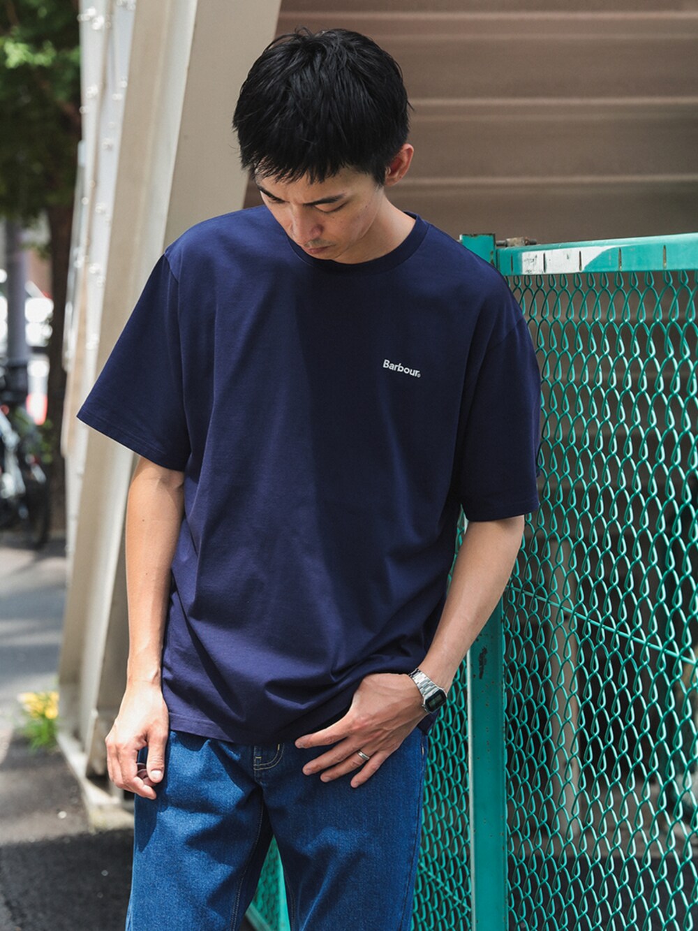 ブルー系のTシャツ/カットソーを着用したメンズの夏コーディネートの2枚目の写真