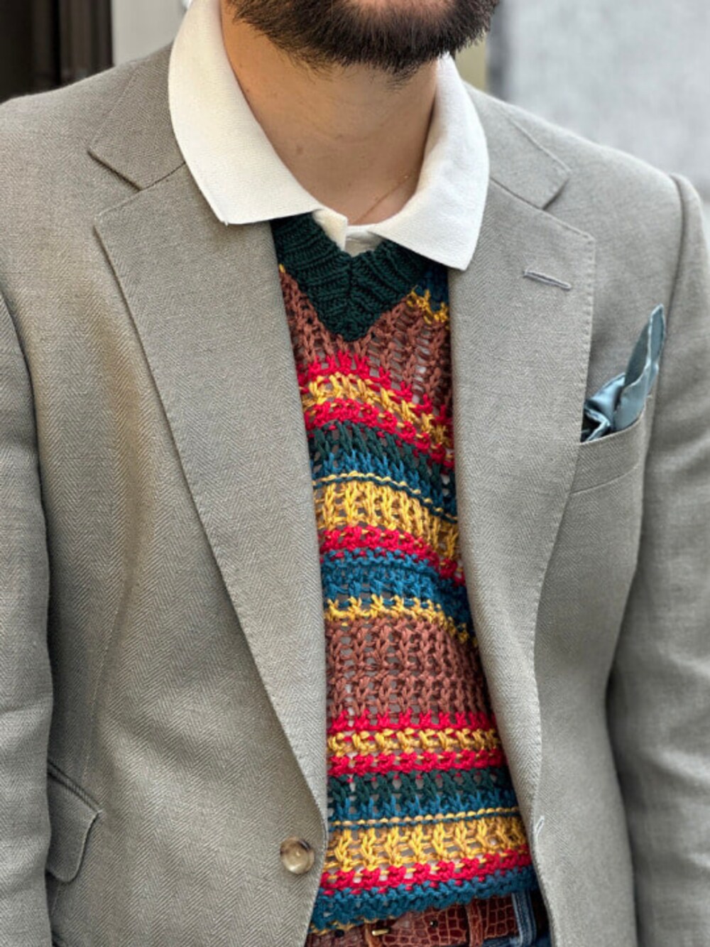 ホワイト系のポロシャツを着用したメンズの春コーディネートの2枚目の写真