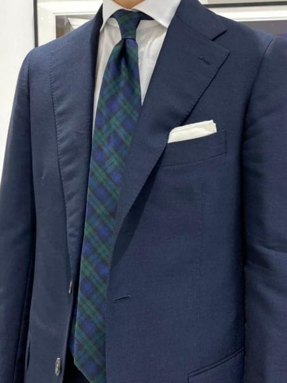 ホワイト系のシャツ/ブラウス、ブルー系のソックス/靴下を着用したメンズの春コーディネートの2枚目の写真