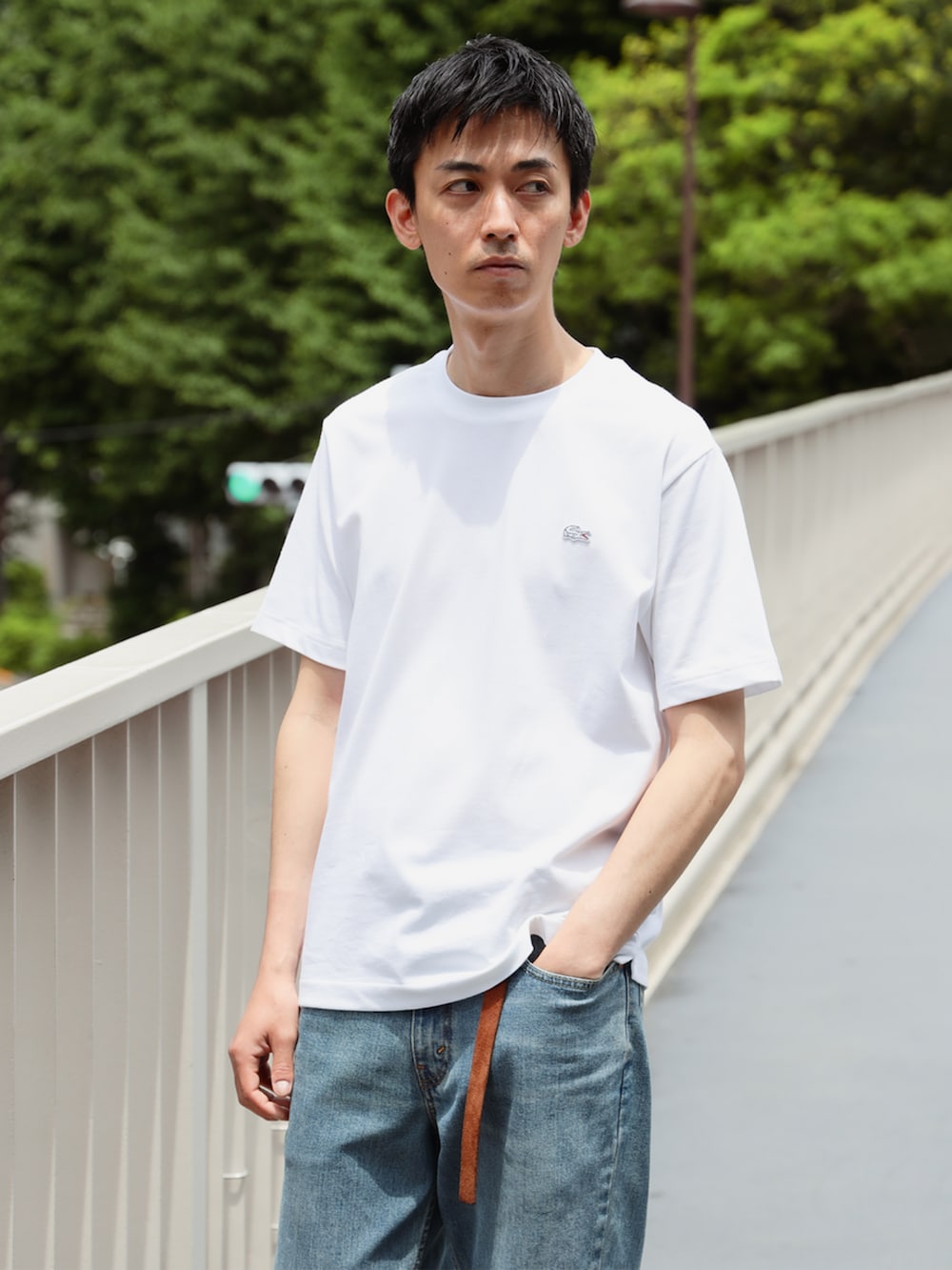 ホワイト系のTシャツ/カットソーを着用したメンズの春コーディネートの3枚目の写真