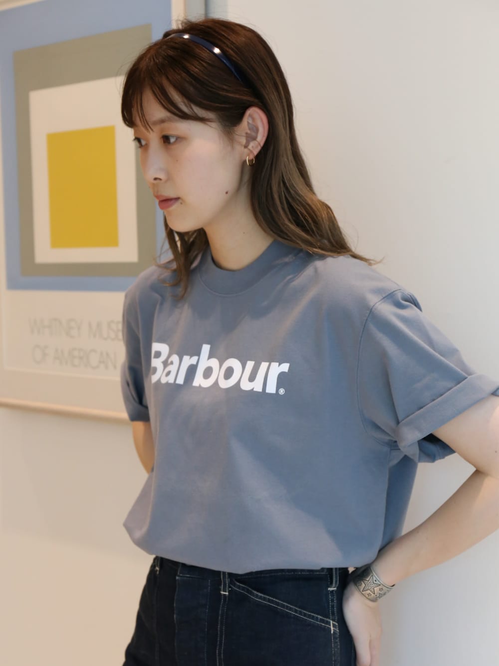 ブルー系のTシャツ/カットソーを着用したメンズの夏コーディネートの2枚目の写真